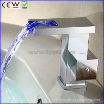 China Brand New Wasserfall Messing LED Becken Wasserhahn (FD15057F)